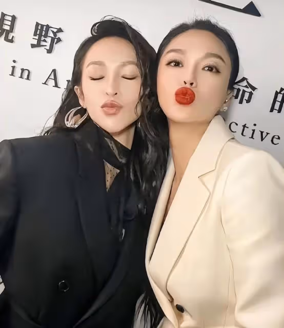 蕭亞軒久違現身藝術展,腿部舊傷已恢復,穿高跟鞋全妝狀態好