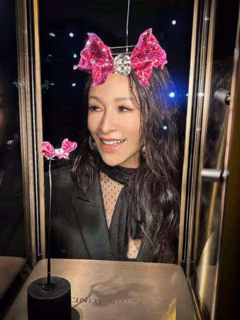 蕭亞軒久違現身藝術展,腿部舊傷已恢復,穿高跟鞋全妝狀態好
