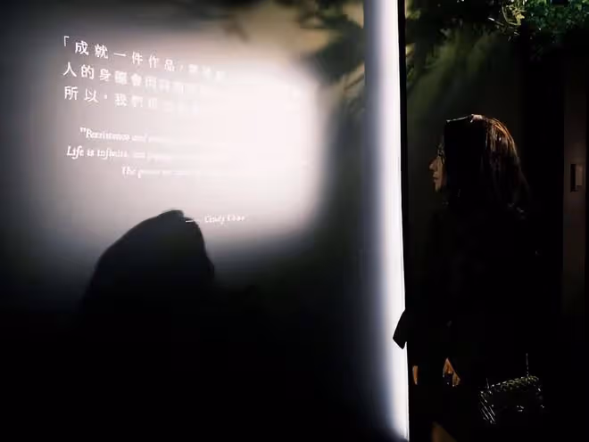 蕭亞軒久違現身藝術展,腿部舊傷已恢復,穿高跟鞋全妝狀態好