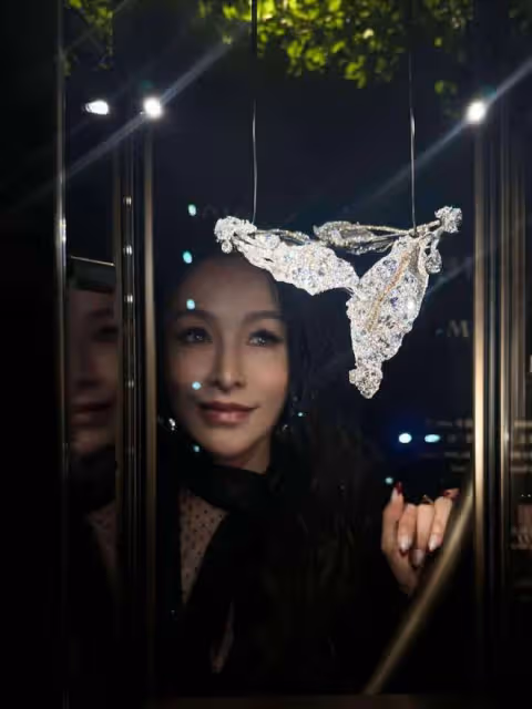 蕭亞軒久違現身藝術展,腿部舊傷已恢復,穿高跟鞋全妝狀態好