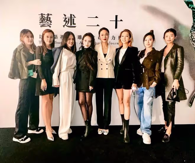 蕭亞軒久違現身藝術展,腿部舊傷已恢復,穿高跟鞋全妝狀態好