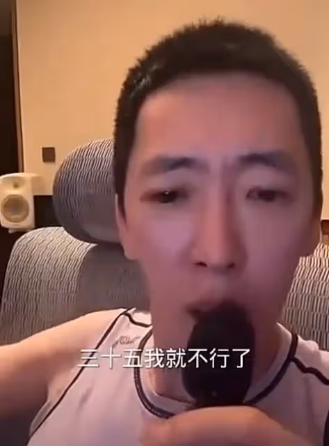 被《再見愛人4》葛夕驚艷,穿緊身背心腰臀比突出,露腹肌太性感