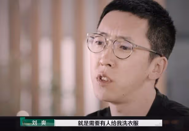 被《再見愛人4》葛夕驚艷,穿緊身背心腰臀比突出,露腹肌太性感