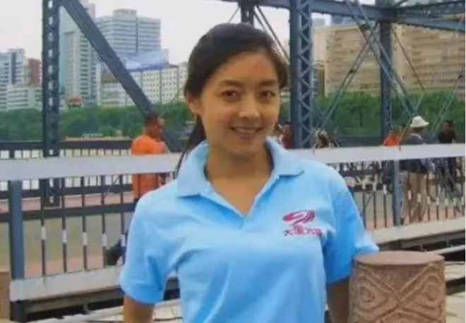 著名主持人酒後失足落水,不幸身亡,丈夫悲痛欲絕,終身未娶!
