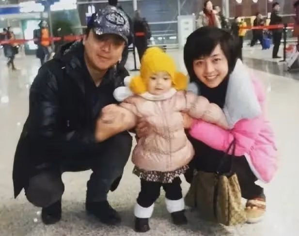著名主持人酒後失足落水,不幸身亡,丈夫悲痛欲絕,終身未娶!
