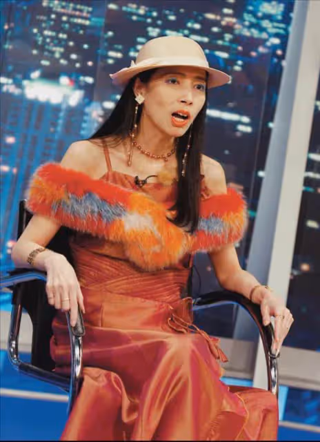一女娶三男,100億身價5段感情,曾發誓不近男色,如今怎樣了?