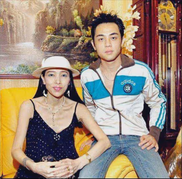 一女娶三男,100億身價5段感情,曾發誓不近男色,如今怎樣了?