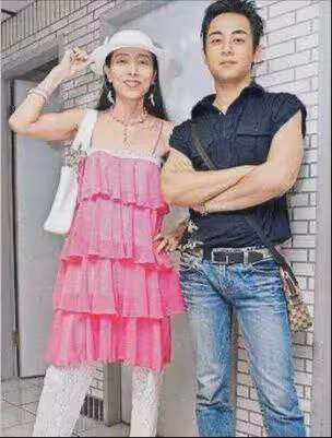 一女娶三男,100億身價5段感情,曾發誓不近男色,如今怎樣了?