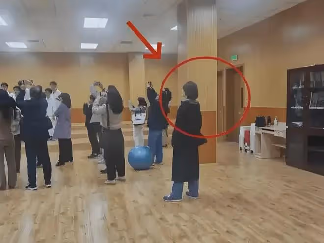 47歲袁泉給女兒開家長會,衣著樸素站角落,14歲夏哈哈上北京重點