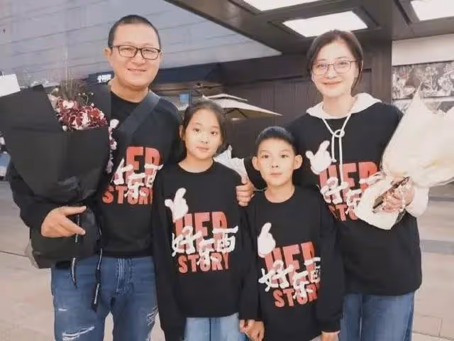 47歲袁泉給女兒開家長會,衣著樸素站角落,14歲夏哈哈上北京重點