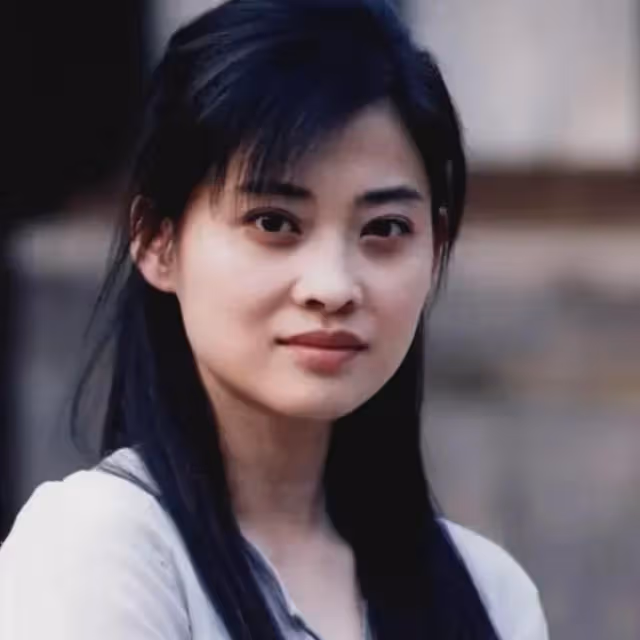47歲袁泉給女兒開家長會,衣著樸素站角落,14歲夏哈哈上北京重點
