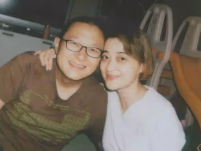 47歲袁泉給女兒開家長會,衣著樸素站角落,14歲夏哈哈上北京重點