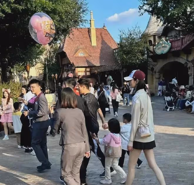 35歲超模奚夢瑤一家4口出遊,3歲女兒「漫畫腿」驚艷!