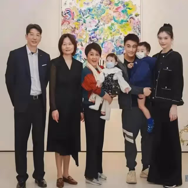 35歲超模奚夢瑤一家4口出遊,3歲女兒「漫畫腿」驚艷!