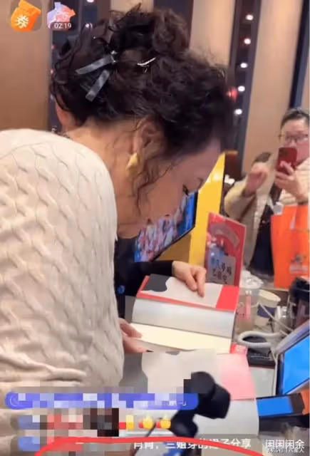 汪小菲實力打臉黑粉去北大授課!張蘭國貿店請姐妹吃飯遭粉絲圍堵