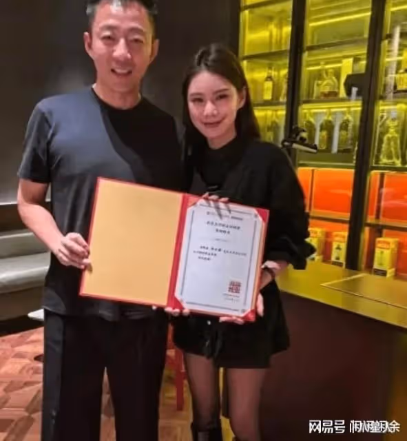 汪小菲實力打臉黑粉去北大授課!張蘭國貿店請姐妹吃飯遭粉絲圍堵