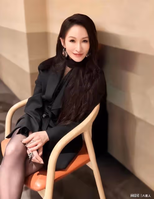 又可以撩小鮮肉了!蕭亞軒久違現身,腿部舊傷恢復,穿高跟鞋狀態好