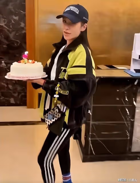 又可以撩小鮮肉了!蕭亞軒久違現身,腿部舊傷恢復,穿高跟鞋狀態好