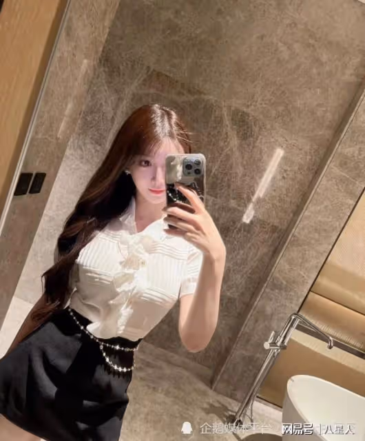黃曉明後悔離婚?32歲葉珂線下生圖曝光,穿黑色禮服,比精修照老氣