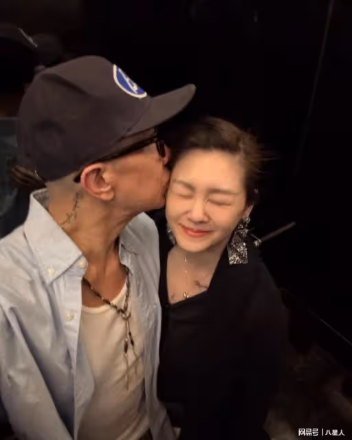大S具俊曄恩愛合體!48歲大S被老公親臉好嬌羞,鼻頭大臉胖像個大媽
