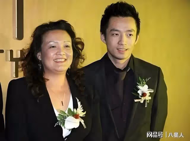 張蘭回北京後首場直播情緒失控!直言大S騙婚,又坑走了汪小菲5200W