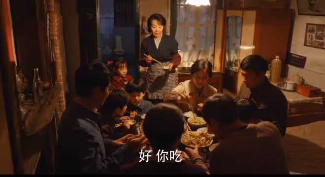 《小巷人家》八次「飯局」,才懂莊父莊母虛偽,黃玲恨他們一輩子