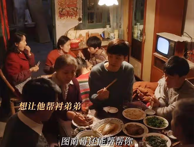 《小巷人家》八次「飯局」,才懂莊父莊母虛偽,黃玲恨他們一輩子