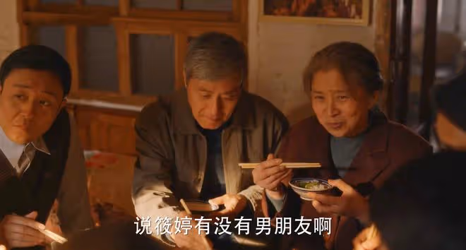 《小巷人家》八次「飯局」,才懂莊父莊母虛偽,黃玲恨他們一輩子