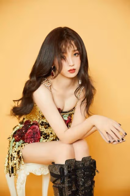 虞書欣雜誌銷量第一!她膚白貌美性感火辣難怪爆紅