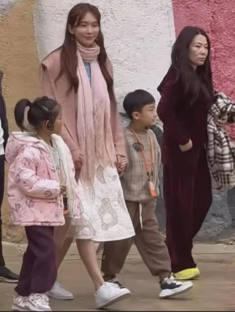 50歲林志玲攜娃回國,粉嫩裝扮似少女,兒子顏值引爆日系潮流!