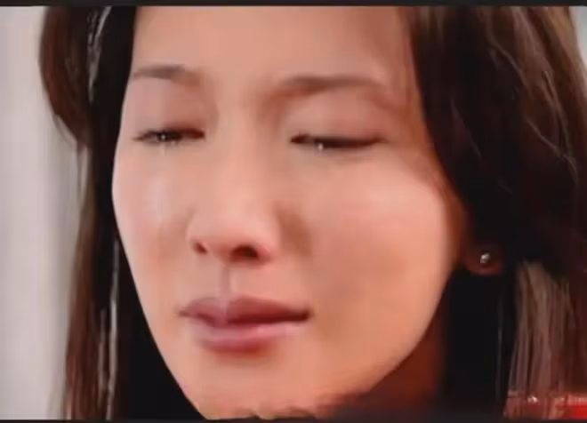 50歲林志玲攜娃回國,粉嫩裝扮似少女,兒子顏值引爆日系潮流!