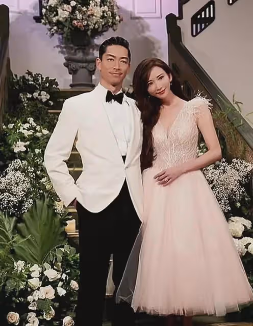 50歲林志玲攜娃回國，粉嫩裝扮似少女，兒子顏值引爆日系潮流！