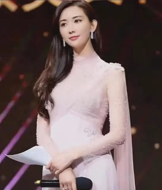 50歲林志玲攜娃回國，粉嫩裝扮似少女，兒子顏值引爆日系潮流！
