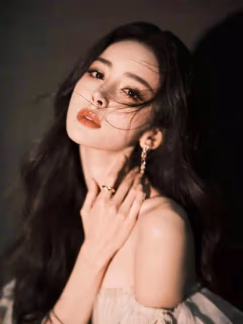 娜扎穿肉色抹胸裙秀香肩太嫵媚!膚白貌美大長腿性感妖艷