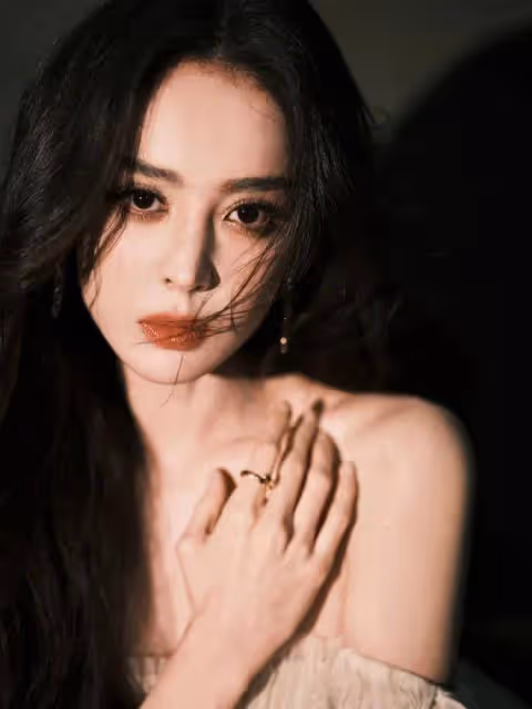 娜扎穿肉色抹胸裙秀香肩太嫵媚!膚白貌美大長腿性感妖艷