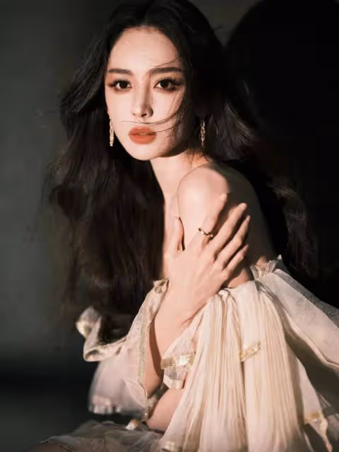娜扎穿肉色抹胸裙秀香肩太嫵媚!膚白貌美大長腿性感妖艷