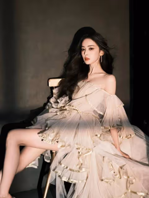 娜扎穿肉色抹胸裙秀香肩太嫵媚!膚白貌美大長腿性感妖艷