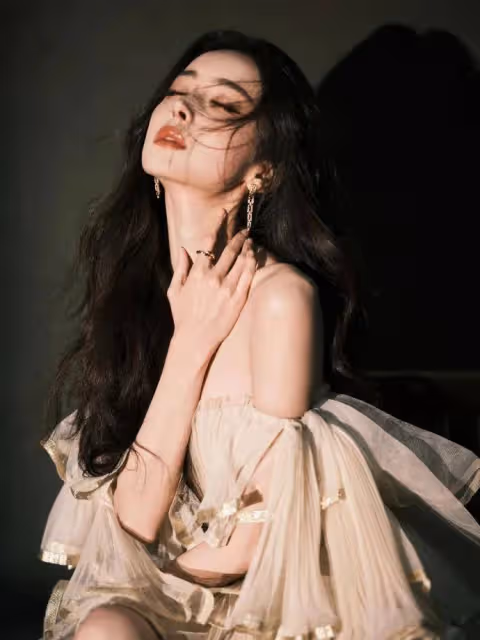 娜扎穿肉色抹胸裙秀香肩太嫵媚!膚白貌美大長腿性感妖艷