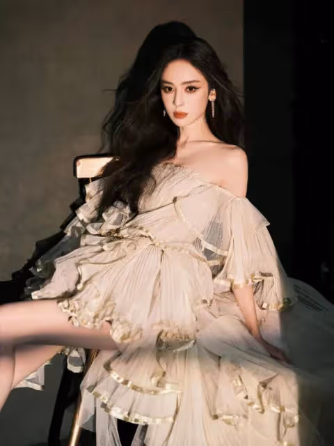 娜扎穿肉色抹胸裙秀香肩太嫵媚!膚白貌美大長腿性感妖艷
