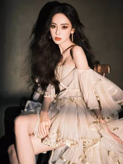 娜扎穿肉色抹胸裙秀香肩太嫵媚!膚白貌美大長腿性感妖艷