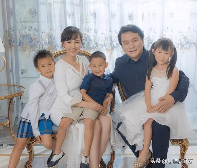 原來他們是夫妻,與初戀一見鍾情恩愛34年,演完《唐詭》終於紅了