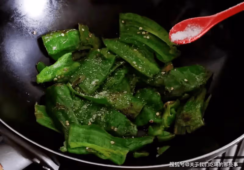 炒辣椒時,別再直接下鍋炒,多做1步,配啥菜炒都好吃,又香又辣