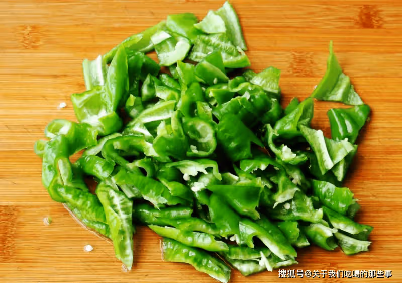 炒辣椒時,別再直接下鍋炒,多做1步,配啥菜炒都好吃,又香又辣