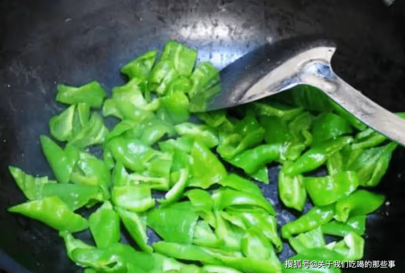 炒辣椒時,別再直接下鍋炒,多做1步,配啥菜炒都好吃,又香又辣