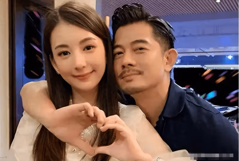 59歲郭富城與小4歲岳母罕見合影,一個像時尚小伙,一個似滄桑老太