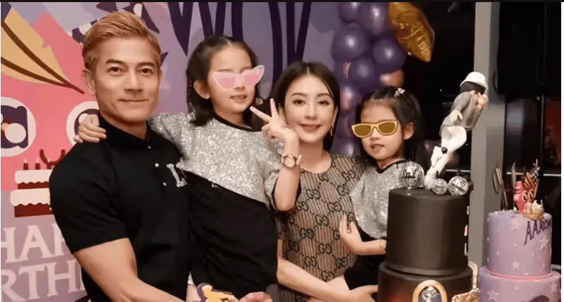 59歲郭富城與小4歲岳母罕見合影,一個像時尚小伙,一個似滄桑老太