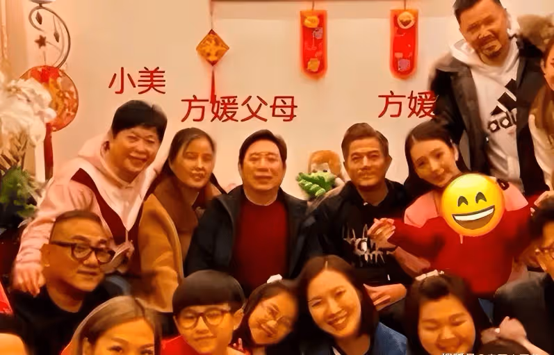 59歲郭富城與小4歲岳母罕見合影,一個像時尚小伙,一個似滄桑老太