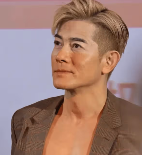 59歲郭富城與小4歲岳母罕見合影,一個像時尚小伙,一個似滄桑老太