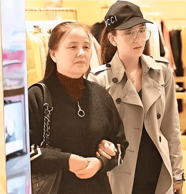 59歲郭富城與小4歲岳母罕見合影,一個像時尚小伙,一個似滄桑老太