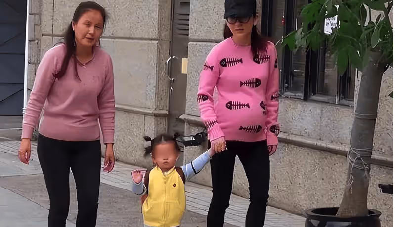 59歲郭富城與小4歲岳母罕見合影,一個像時尚小伙,一個似滄桑老太